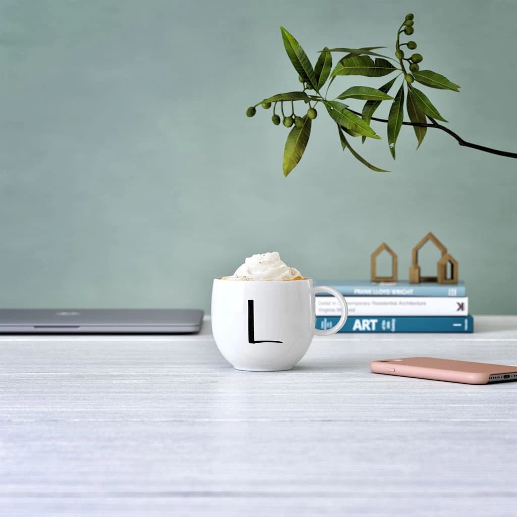 Becher L Letters In Weiß – Bild 4